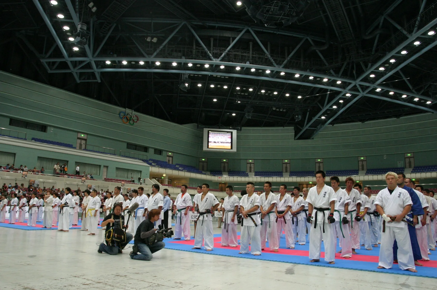 武道の大会会場での稽古風景
