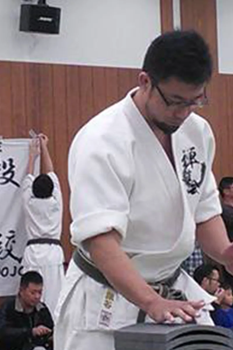 瓦割りの演武を行う熊谷真尚