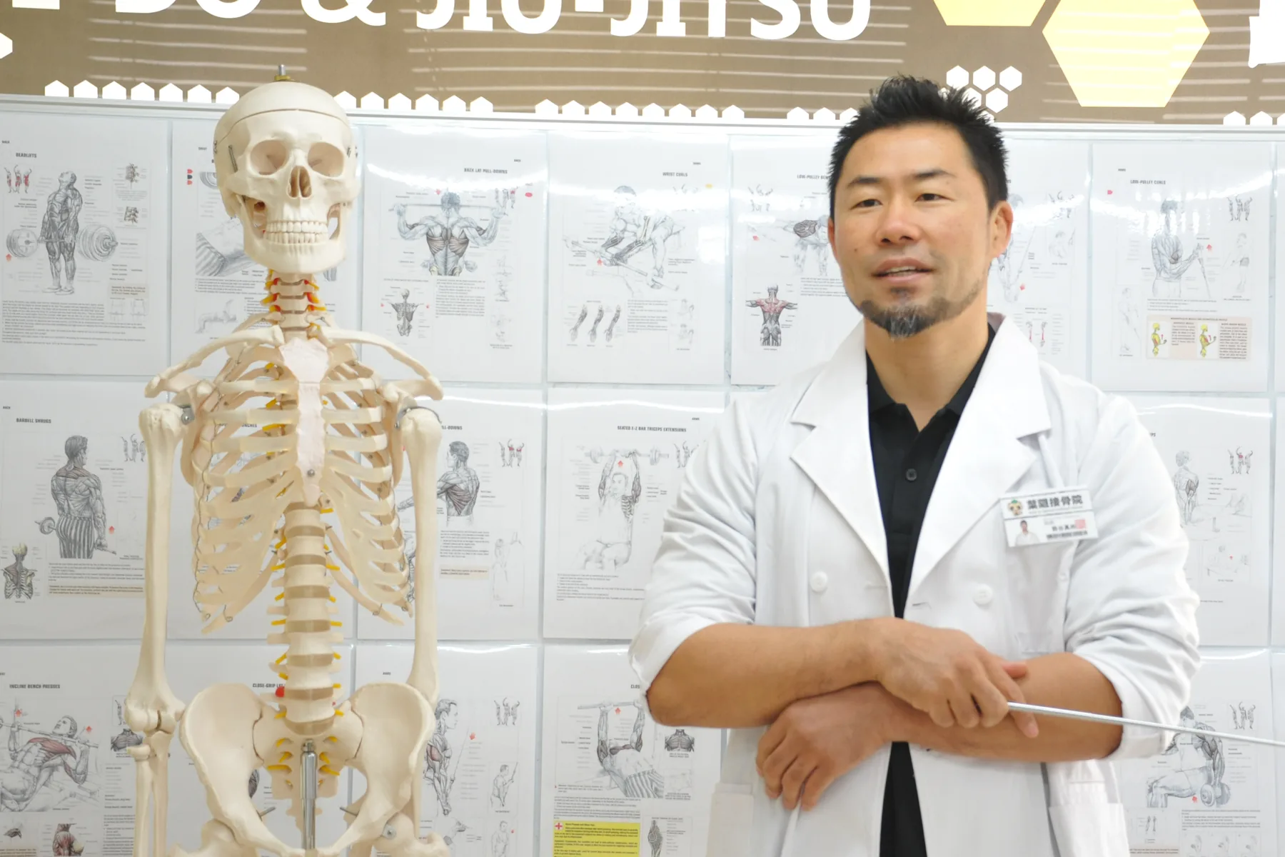 柔道整復師として接骨院に立つ熊谷真尚